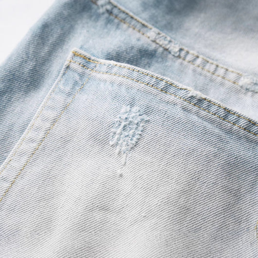 Shorts de Mezclilla Desgastados con Cortes y Detalles Felino - Image 3