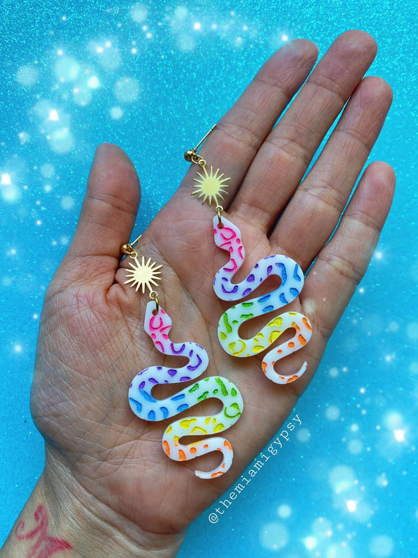 Brincos de leopardo coloridos