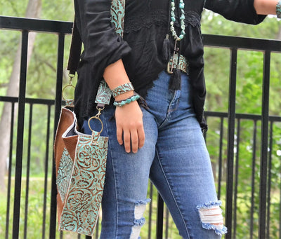 **Pulseira Fina de Couro em Turquesa Cowboy com Ajuste em Couro 001f