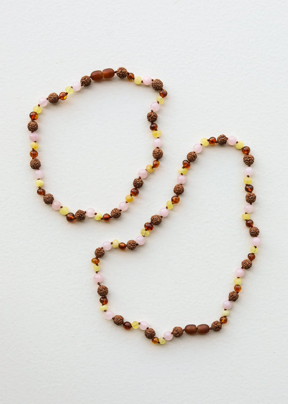 Conjunto de Colares de Cognac Baltic Sea Amber + Rudraksha || Quartzo Rosa
